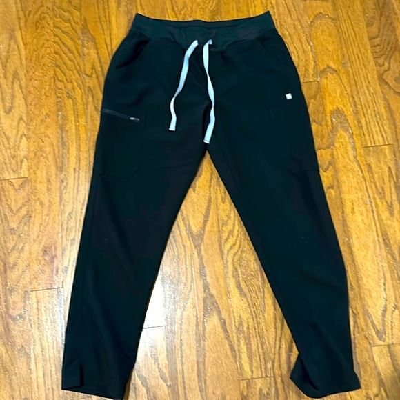 Figs Pants - FIGS. Cargo scrub pants. Black.  Med.